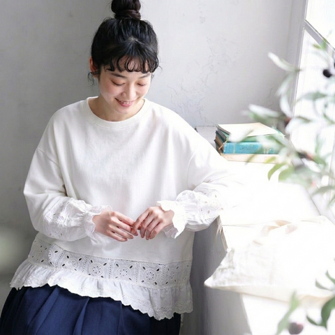 いつもの一枚に、透けるひと工夫。甘すぎない、デザイントップス M ホワイト