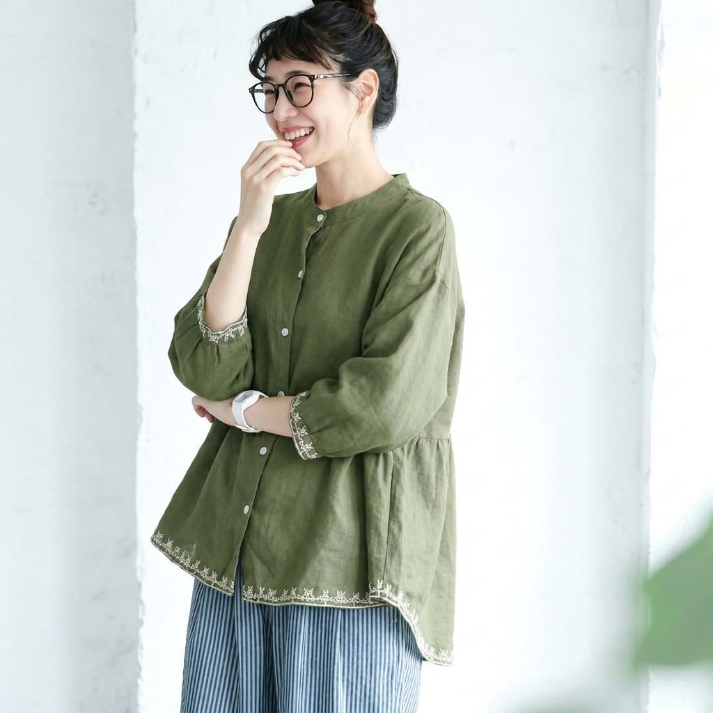 グリーンの刺繍入り長袖シャツとストライプ柄のボトムスを合わせた着用イメージ