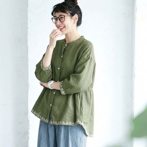 グリーンの刺繍入り長袖シャツとストライプ柄のボトムスを合わせた着用イメージ