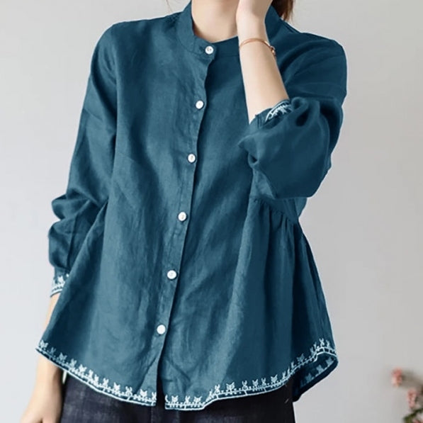 ダークブルーの刺繍入り長袖シャツの上半身の着用イメージ