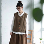 ブラウンのニットベストと同系色のスカートを合わせたコーディネート