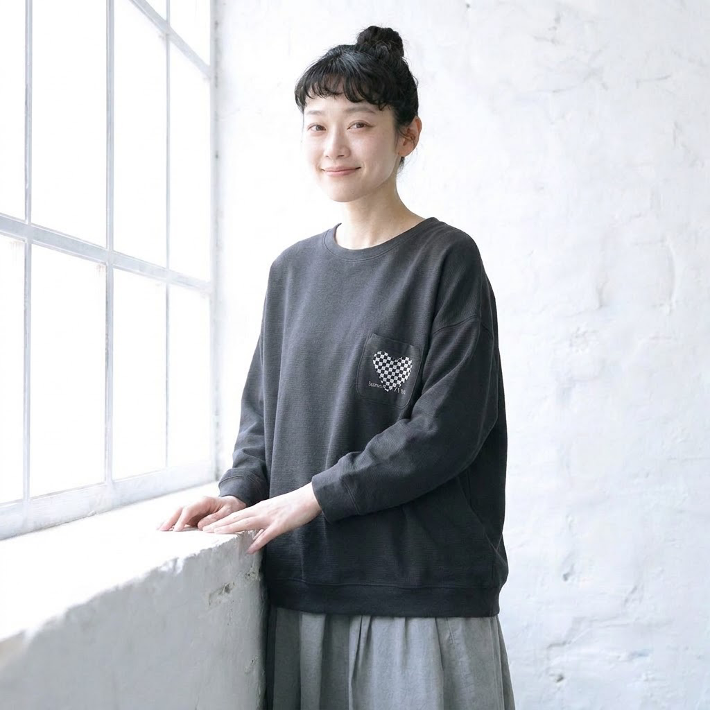 胸元の小さな遊び心がかわいい、チェック柄プリントのゆったりスウェット M グレー