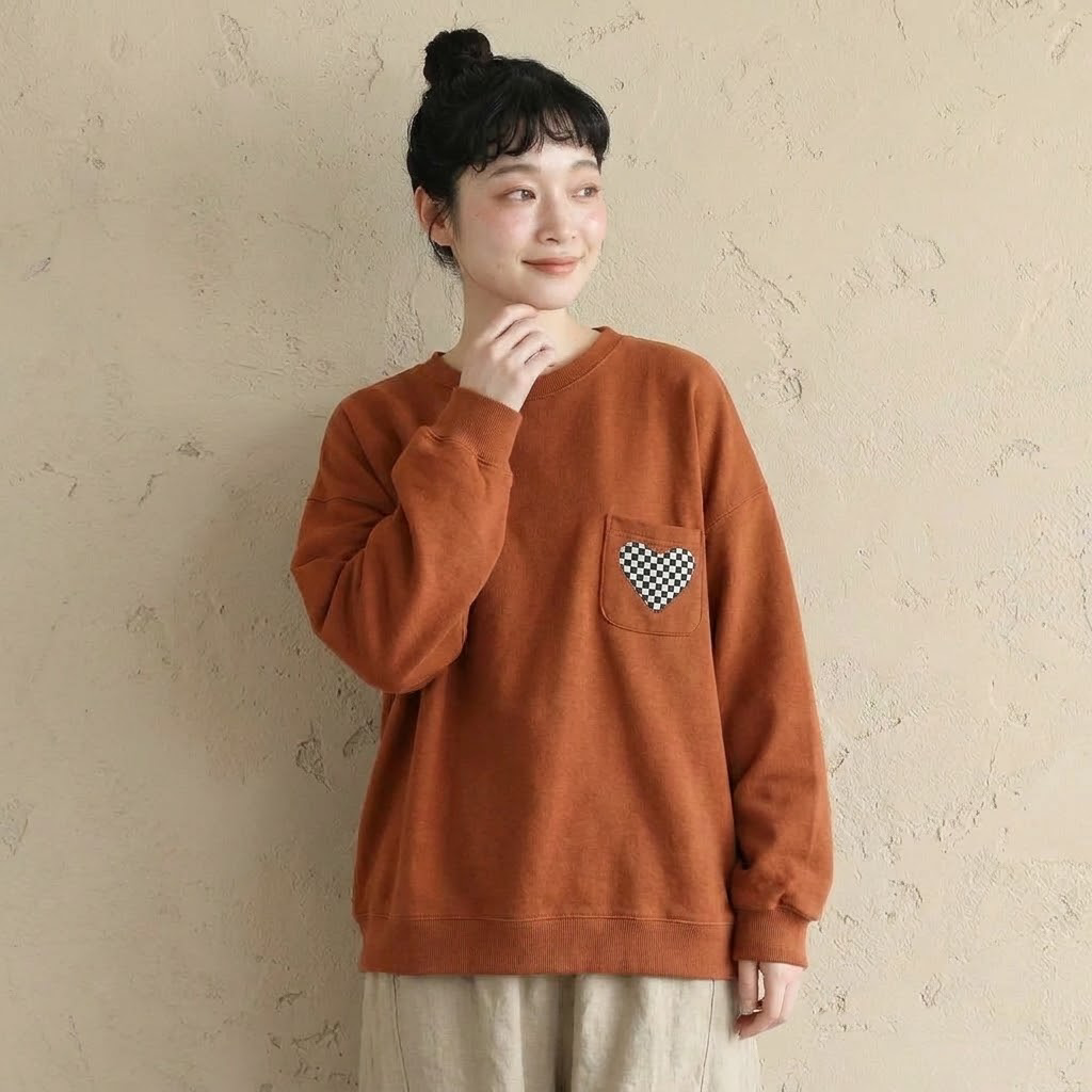 胸元の小さな遊び心がかわいい、チェック柄プリントのゆったりスウェット M レッド