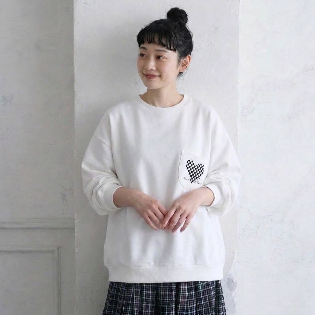 胸元の小さな遊び心がかわいい、チェック柄プリントのゆったりスウェット M ホワイト