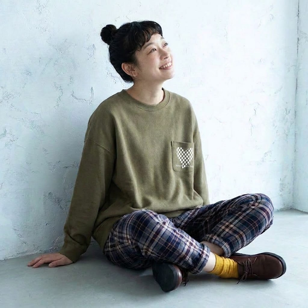 胸元の小さな遊び心がかわいい、チェック柄プリントのゆったりスウェット M グリーン