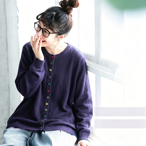 カラーボタン付き丸首ニットカーディガン：パープルの着用