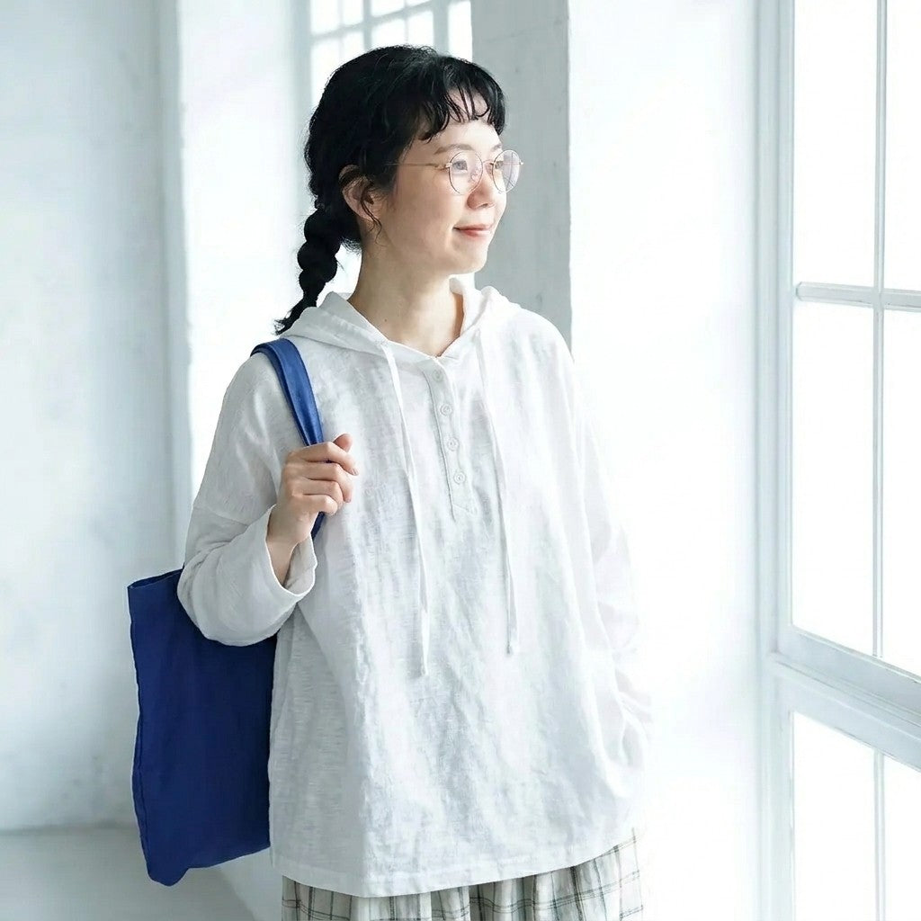 ゆったりシルエットで着回し自在、若々しい雰囲気のフード付き長袖トップス フリー ホワイト