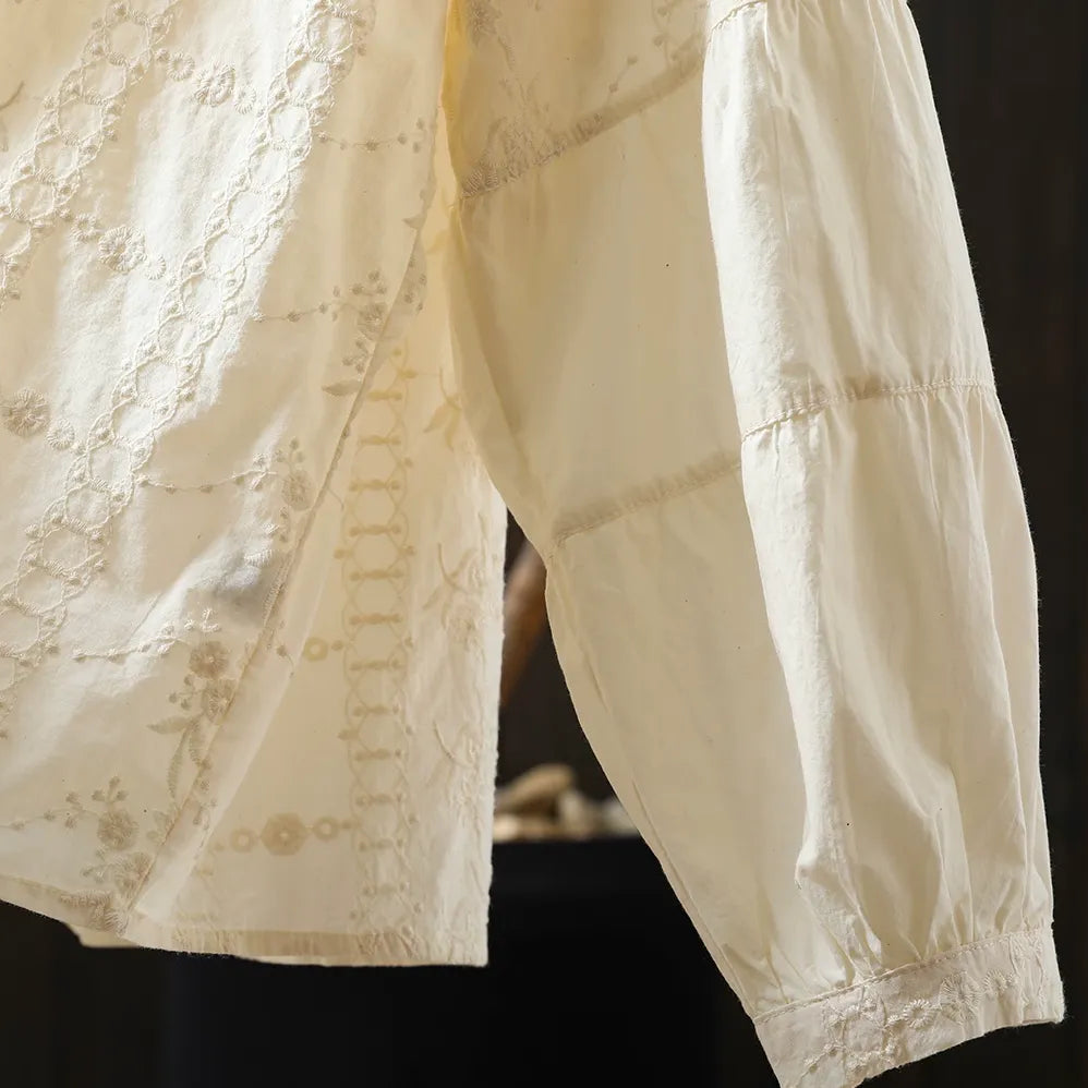 レース付きピンタックブラウス：アイボリーの袖口と脇の形