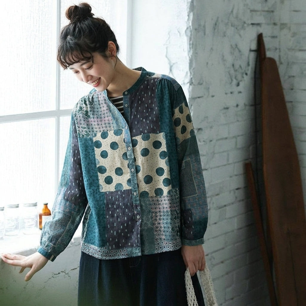 ブルーグリーン系の柄シャツを濃色のスカートに合わせたコーディネート