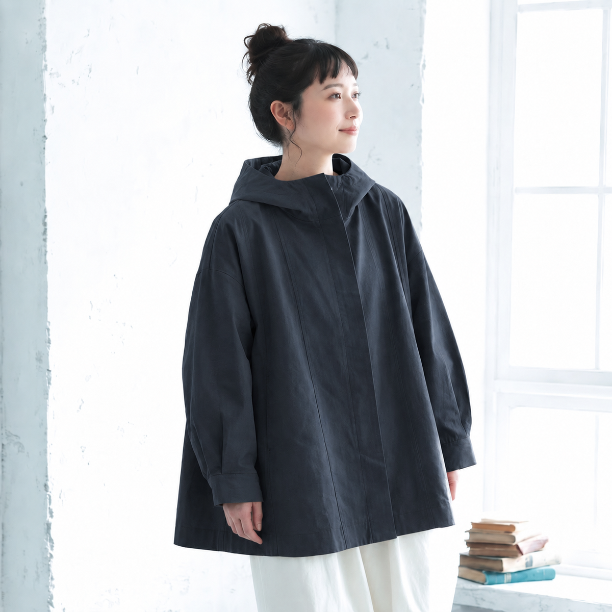 フード付きゆったりコート：ブラックの正面着用