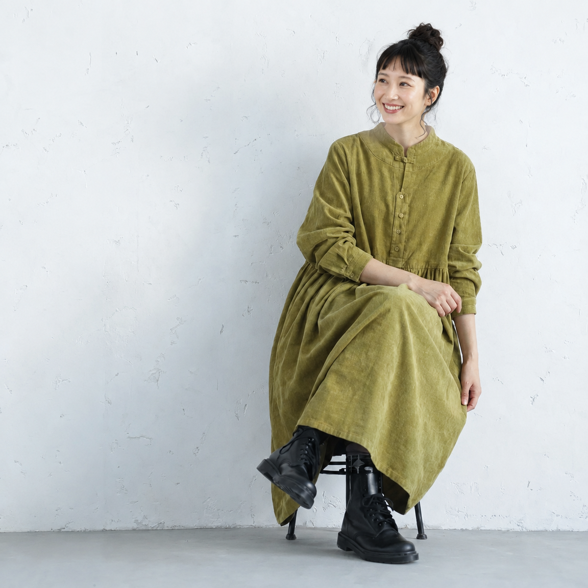 静かな大人の余裕をまとう、スタンドカラーワンピース M ピンク