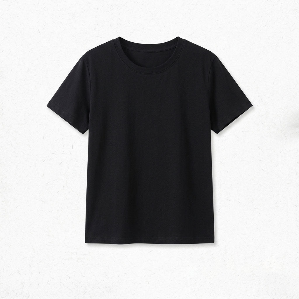 デニムサロペットとトップス：ブラックの半袖Tシャツの正面