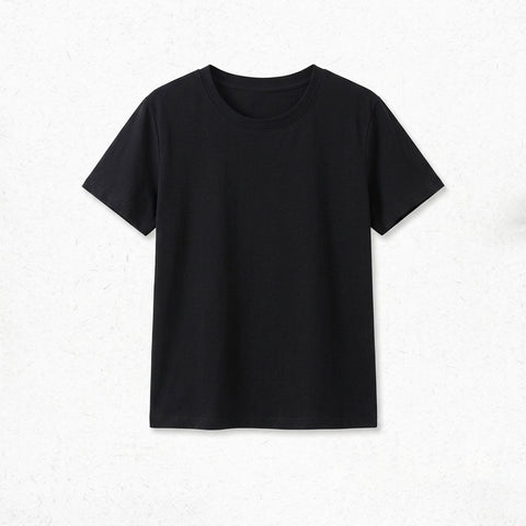 デニムサロペットとトップス：ブラックの半袖Tシャツの正面