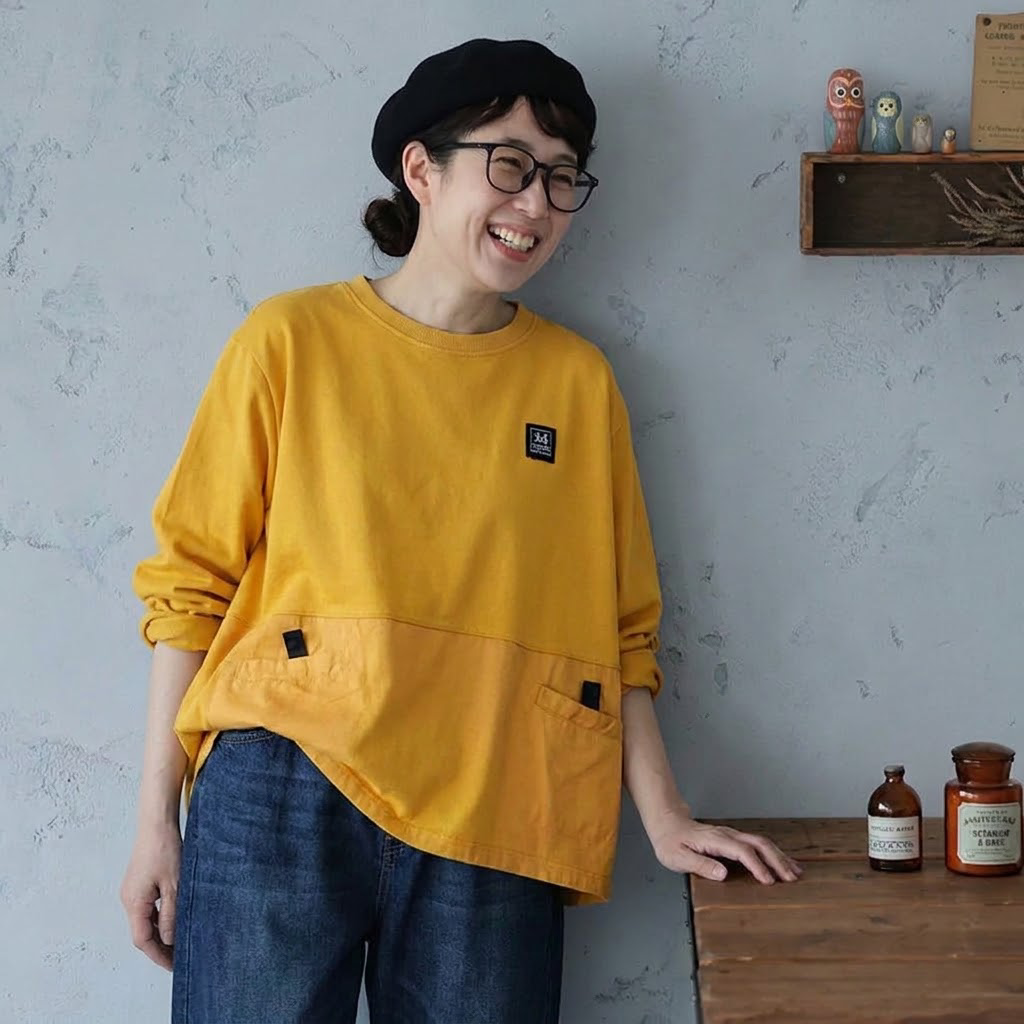 イエローの胸ワッペン付き長袖Tシャツをデニムパンツに合わせた着用イメージ