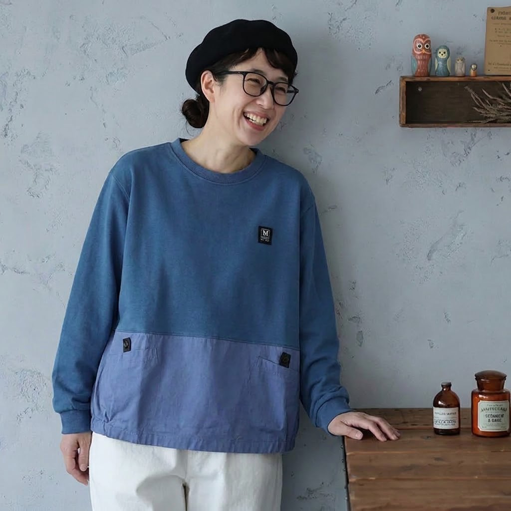 ブルーの切り替えデザインの長袖Tシャツを白いボトムスに合わせた着用イメージ
