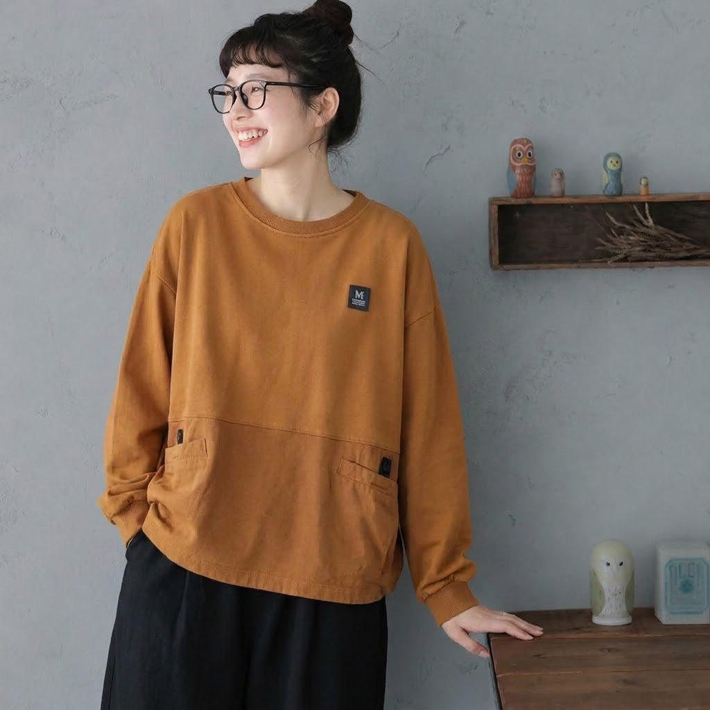 マスタード系の丸首長袖Tシャツの身幅と裾が分かる着用イメージ