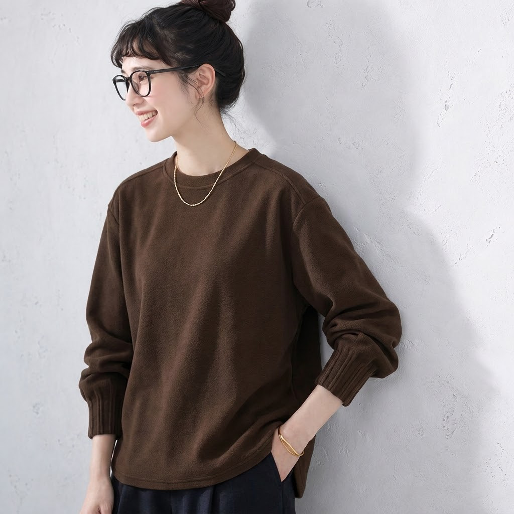 コーヒー色の長袖トップスの肩と袖のシルエットが分かる着用イメージ